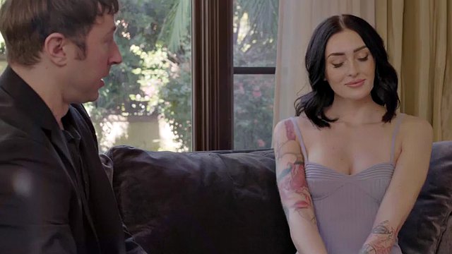 純粋なタブー 好色な私立探偵が主婦シャーロット・シンズに不注意な夫の浮気を提案