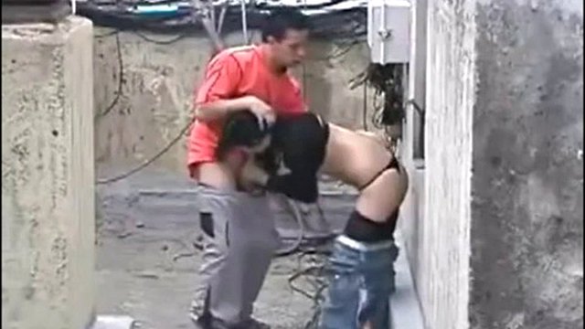 Espiando a mi novia follando con su mejor amiga en la terraza