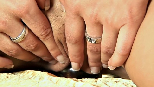 Schönheit mit einer breiten Erfahrung der Masturbation