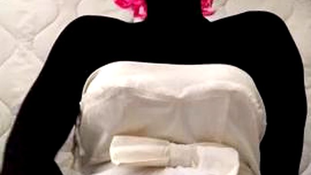 bambola di nylon nera con abito da sposa bianco corto