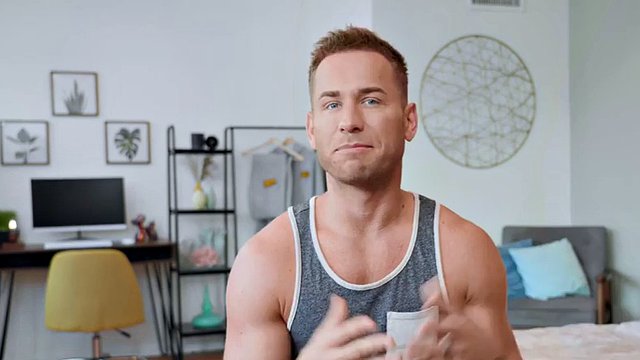 Athletic solo athlete with nice abs jerks off his cock after casting