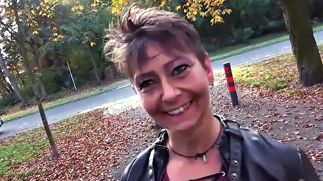 Dame mature en public avec un gros cul baisée lors d'un rendez-vous sexuel en extérieur