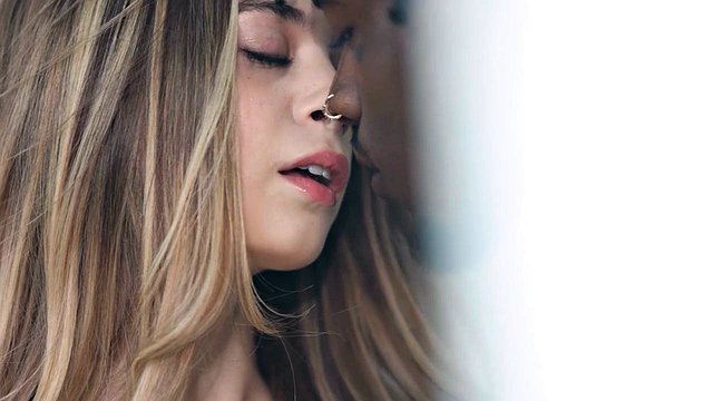 Der Arsch der vollbusigen Brünetten Chloe Amour wird hart geschlagen