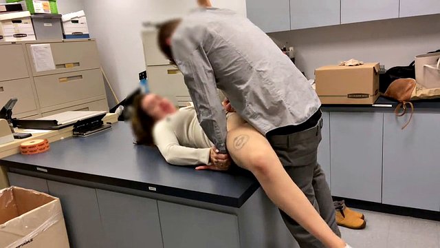 Una bella segretaria viene scopata nella stanza delle fotocopie