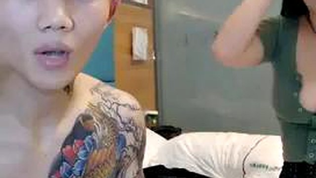 TATTOO GUY E BRIGIE GIURA che controlla in camera d'albergo con doppio spettacolo