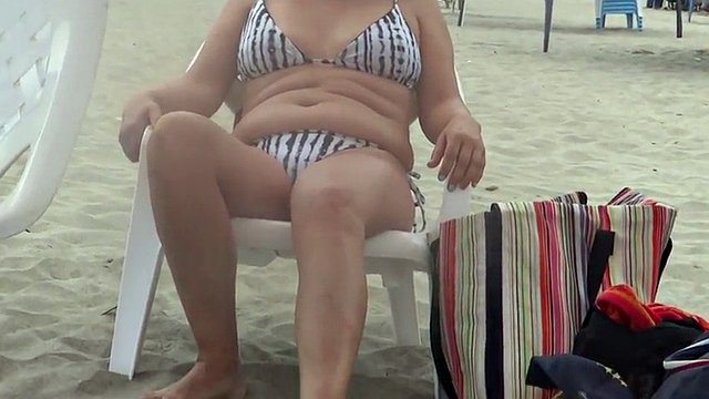 Mi mostro in bikini sulla spiaggia e mi metto a carponi per scopare il mio capo