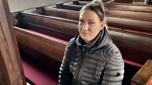 Acolyte knuller en kåt blond milf i kirken! Han mottar den velsignede sperm!