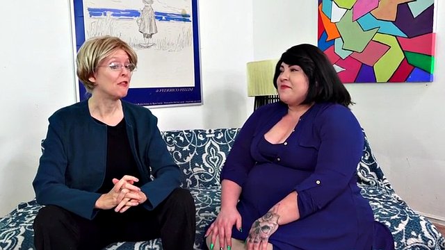La gordita Bella Bendz es devorada y follada por el culo por una gilf lesbiana