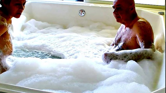 سکس سرگرم کننده در جکوزی - فیلم 4K