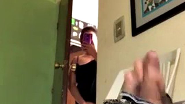 Mi vede masturbarmi e gli piace