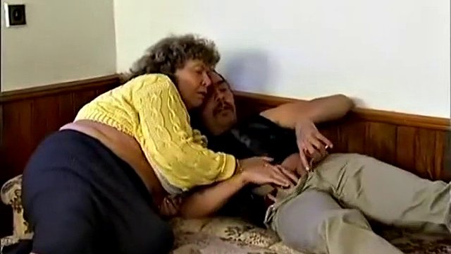 Грудастую бабушку глубоко пробурили