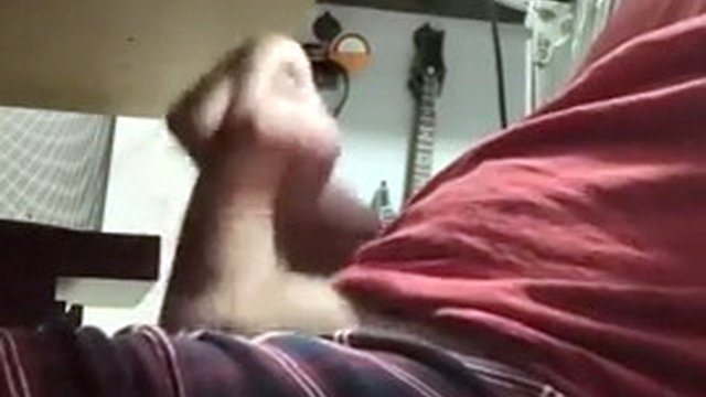 Je branle ma grosse bite pendant que dans la pièce à côté mes voisins baisent beaucoup et crient
