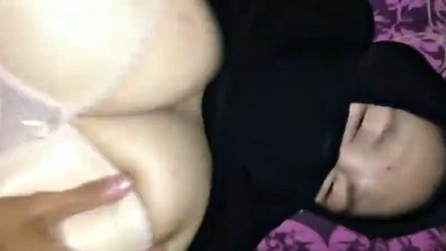 Indo hijab chick loves to suck cock and asks for rough fuck