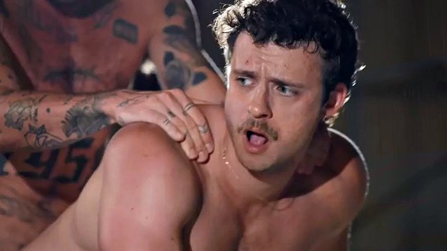 Uno stallone tatuato dominante scopa il culo del suo ragazzo con un cazzo e una mazza
