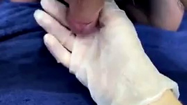 j'essaie de traire mon amant avec des gants en latex