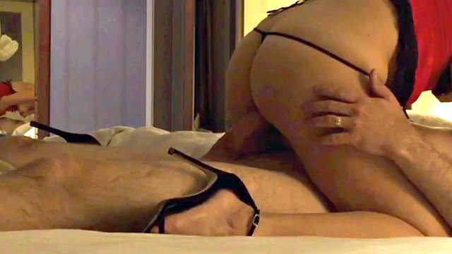 MATURE AMATEUR HOTWIFE picks up a familiar man at hotel bar