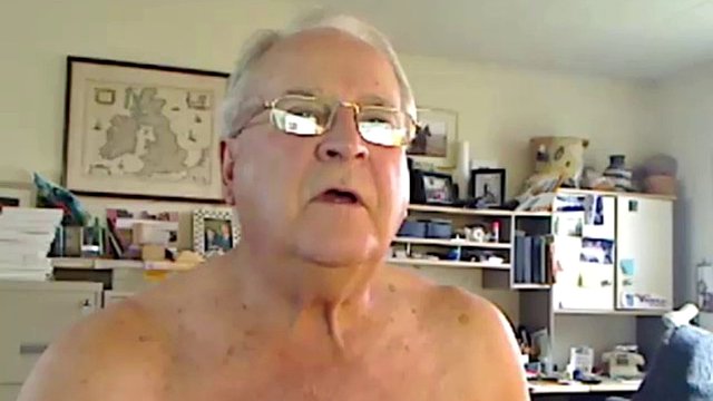 Il bel nonno si masturba