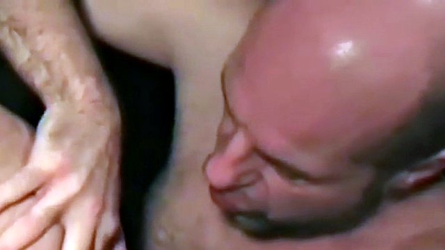 Geiler deutscher Hengst wird von perversem Ficker ins Analloch gebumst