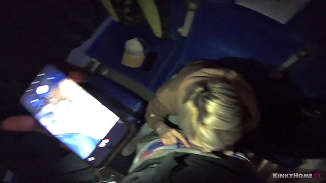 AMATEUR TEEN SUCKS COCK PENDANT LE VOYAGE EN TRAIN avec un soin du visage épique et une hirondelle!