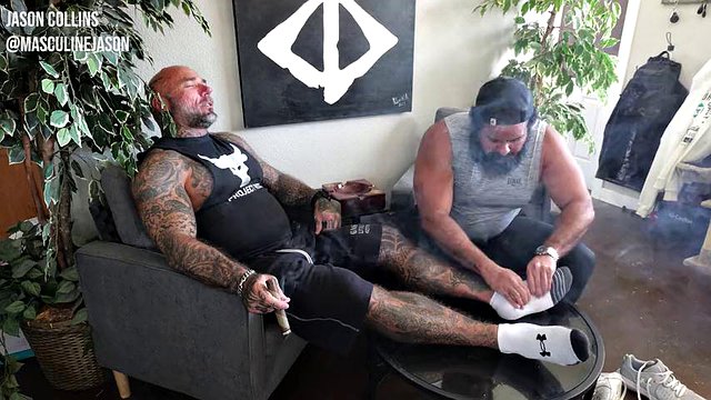 Adoración de los pies y fumar cigarros con oso de Oscar