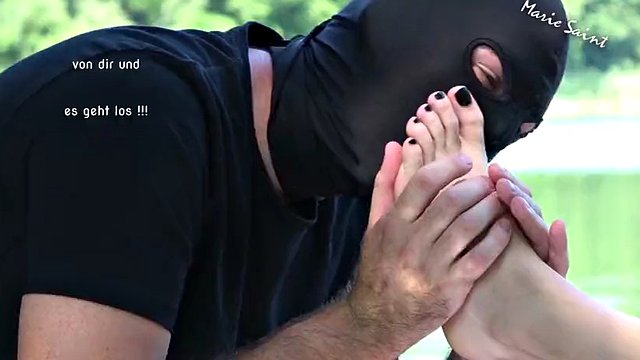 Pequeña adolescente alemana obtiene pies mimados por esclavo - fetiche