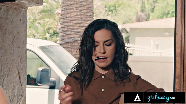 Chanel Camryn Ringing the Door as Sexy Courier to Fuck Summer Col with Strap-On Pounding and Cowg