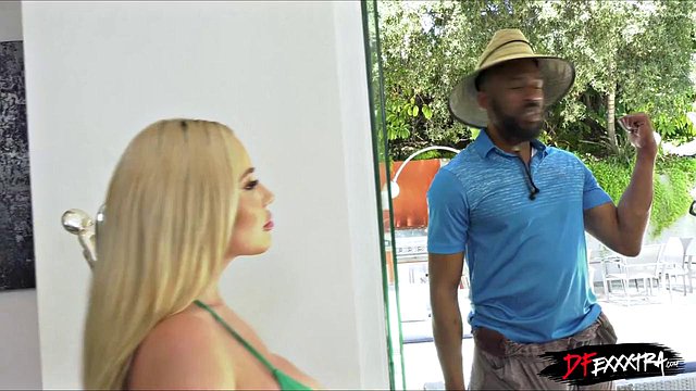 Savannah Bond's Incredible Big Cock Blowjob