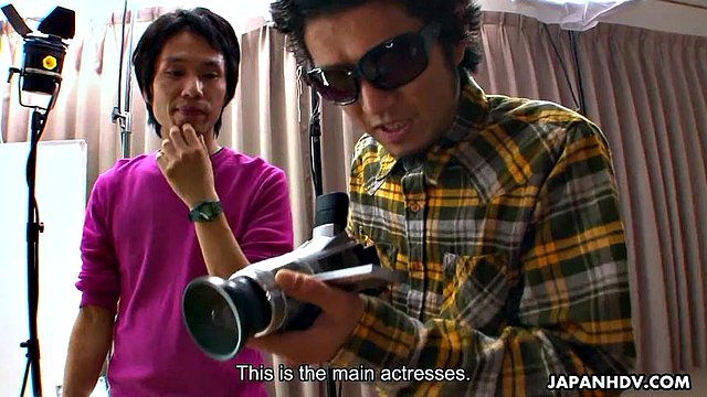 Honami Isshiki and Alice Mizuno please a guy