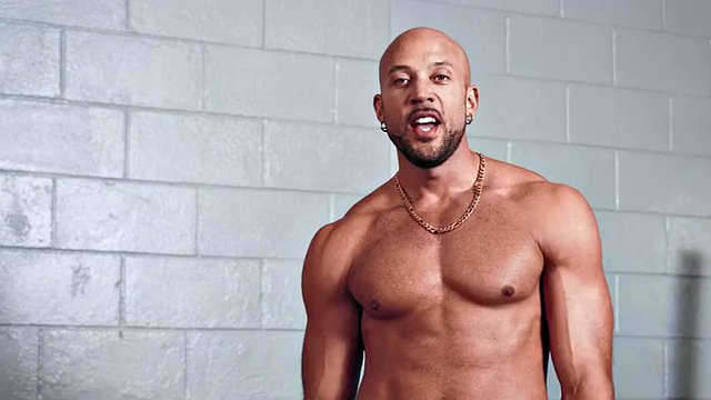 Jock impatient et musclé barebacking en bas dans les vestiaires