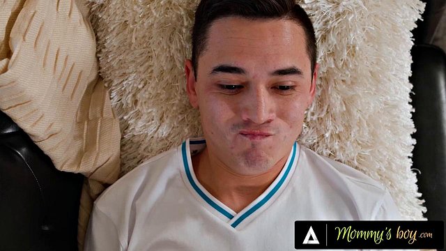La MILF Reagan Foxx è scioccata dall'ossessione per il cazzo enorme di Stepson scoppiata durante la sessione di terapia