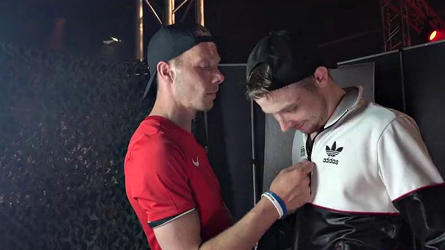 Magliette e scarpe da ginnastica Nike in costume di Max Verstappen scopano segretamente un ragazzo olandese e vengono