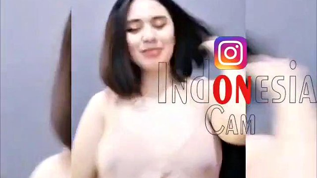 Brunette Tante Kimaya Agatha