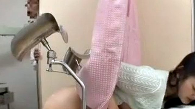 Shocked teen gets tricked by her gyno