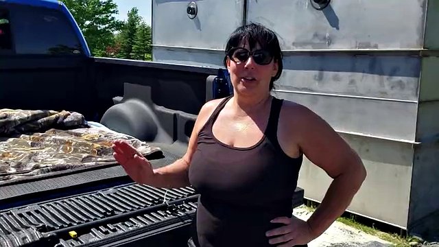 Thick babe got naked in the back of a truck