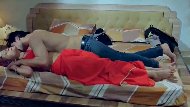 fattorino ne bhabhi ko mast choda