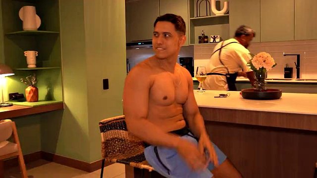 Madrastra acaba follándose al musculoso hijastro de su marido a sus espaldas