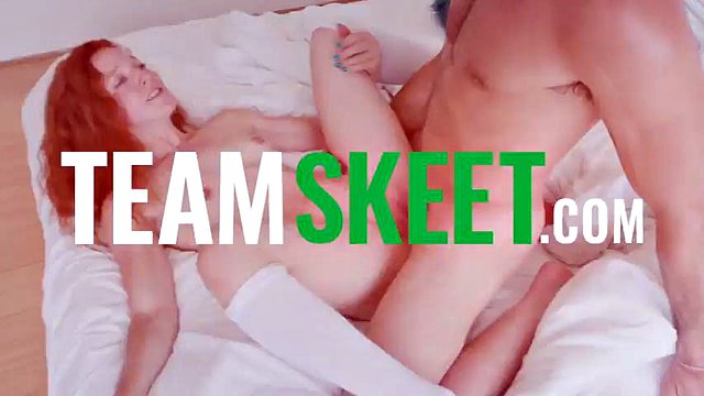 Orta Doğu Cutie Angeline Red, erkek arkadaşı ile sonuna kadar gitmeye hazır ve onun horozuna atlıyor