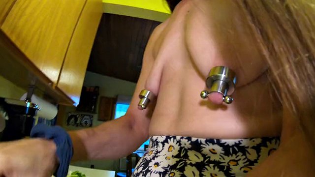 Longpussy, dans la cuisine, plugs anaux, beaucoup de lubrifiant, milf chaud percé, jupe courte, seins souples et préparation des aliments