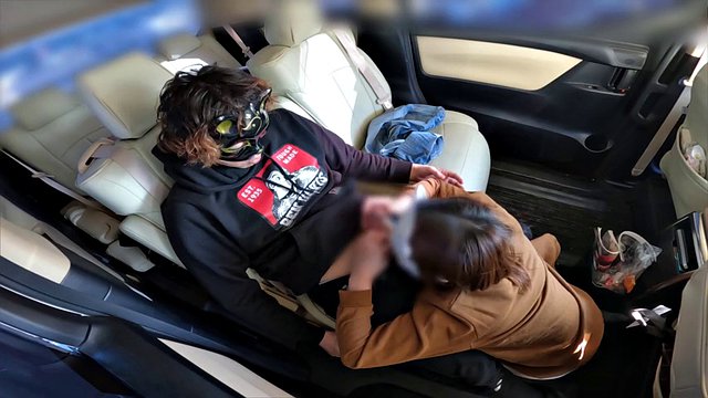 I seduced a married woman who was shopping with her husband, took her in the car and had sex in the car with a creampie.