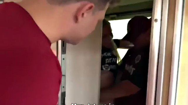 아내 cuckolds 남편 후 축구 경기