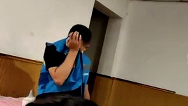 After delivering the food, the delivery boy came back to look for the smell of his mother's cunt. He inserted his lower brother into the mature woman's pussy and ravaged her like crazy.