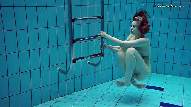 뜨거운 문신을 한 베이비 다샤(Dasha)는 큰 가슴을 가지고 수중에서 회전합니다.