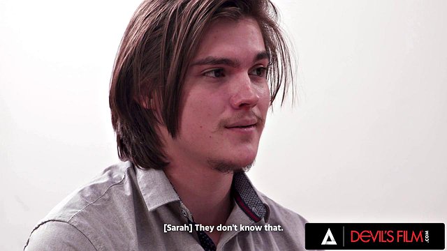 Lærer med store pupper Sarah Taylor i undertøy leverer hardcore trekløver til kåte studenter Jaime Hammer og